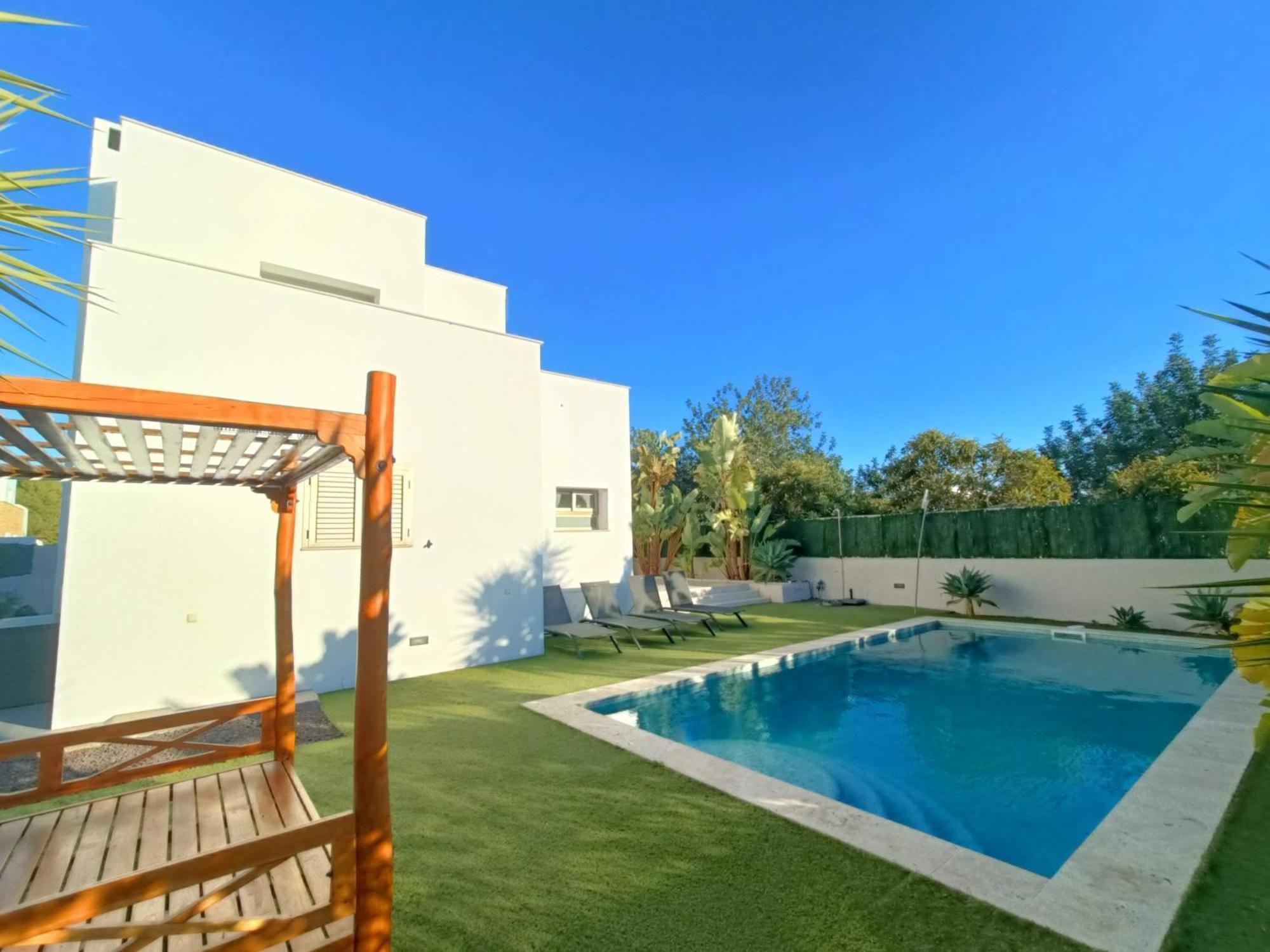 Moderna Casa Con Piscina Privada Сasa de vacaciones