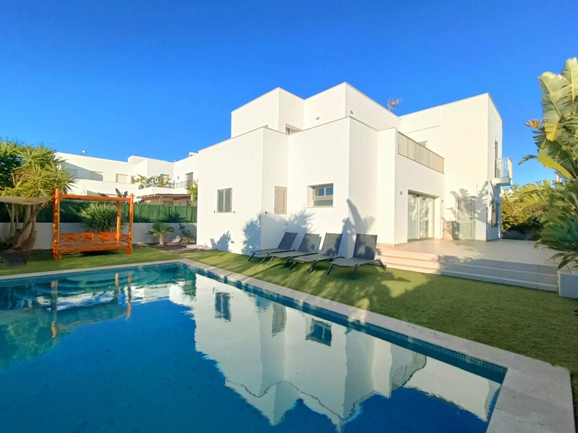 Moderna Casa Con Piscina Privada Сasa de vacaciones